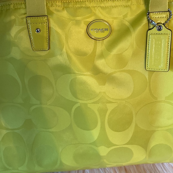 COACH 77321 GETAWAY SIGNATURE NYLON PACKABLE WEEKENDER Bright Yellow - Picture 3 of 5